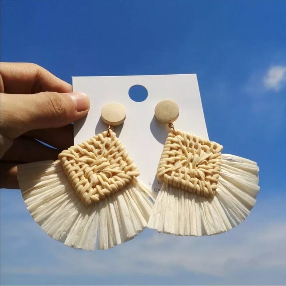 New! Boho Fringe Tassel Straw Woven Earrings.--DA9.